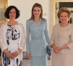Su Majestad la Reina junto a la Señora María Cavaco Silva y la presidenta de la Asociación Nacional de Deficiencias Mentales y Raras de Portugal, Paul